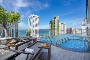 Bazén v ubytování Monalisa Luxury Hotel nebo v jeho okolí