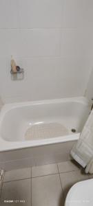 RUCAMAR في أوسورنو: حوض استحمام أبيض في حمام مع مرحاض