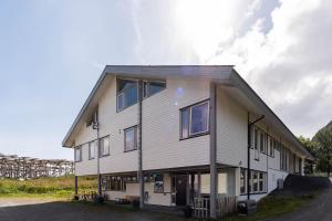 una casa con solarium a lato di Reine Basecamp - Apartments & Rooms a Reine