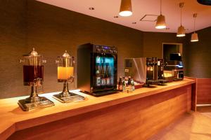 a bar with two lamps on top of a counter at Ooedo Onsen Monogatari Premium Kinosaki in Toyooka