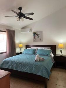 מיטה או מיטות בחדר ב-Lovely Condo In Playa del Coco!