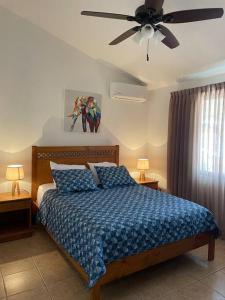 מיטה או מיטות בחדר ב-Lovely Condo In Playa del Coco!