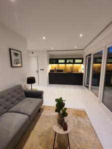 Χώρος καθιστικού στο Deluxe Pad with Sauna