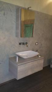 ein Bad mit einem Waschbecken und einem Spiegel in der Unterkunft La Pulce Argentata in Sestri Levante
