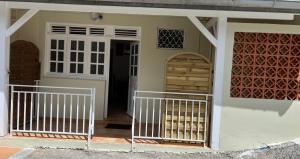a front door of a house with a gate at Appartement cosy et bien situé in Fort-de-France +3 photos
