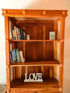 ein Bücherregal mit dem Wort Liebe darauf in der Unterkunft Charlie's Villa in Gili Air