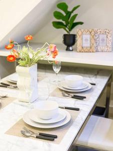 A restaurant or other place to eat at Cozy 3 bedroom terrace in CBD