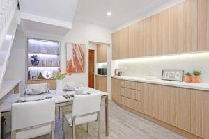 A kitchen or kitchenette at Cozy 3 bedroom terrace in CBD