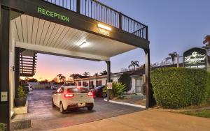 ein Parkplatz mit einem Auto in einer Garage in der Unterkunft Boulevard Motor Inn in Mildura