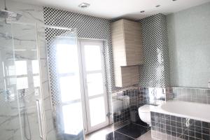een badkamer met een douche, een wastafel en een toilet bij Camden, London, Holloway Rooms in Londen