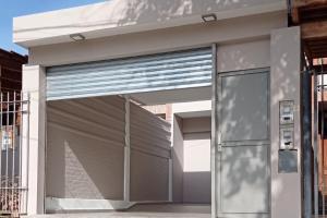 un garaje con una puerta corredera de cristal en un edificio en Duplex Renovado en San Juan
