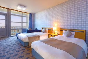 ein Hotelzimmer mit 2 Betten und einem Fenster in der Unterkunft TAOYA Nikko Kirifuri in Nikko