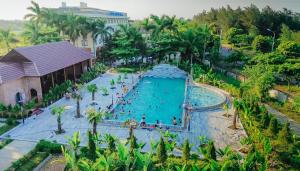 een uitzicht over het zwembad van een resort bij Đại Dương - Ocean Hotel in Diễn Châu