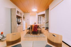 uma cozinha e sala de jantar com mesa e cadeiras em mist - Japanese House with Private Outdoor Sauna em Osaka