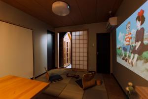 um quarto com uma mesa e cadeiras e uma janela em mist - Japanese House with Private Outdoor Sauna em Osaka