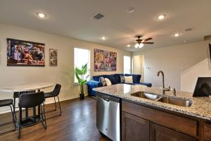 uma cozinha com um lavatório e uma sala de estar em New 3 Bedroom Vacation Home Lackland/Sea World/La Cantera em San Antonio