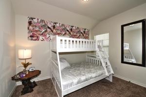 białe łóżko piętrowe w pokoju z lustrem w obiekcie New 3 Bedroom Vacation Home Lackland/Sea World/La Cantera w mieście San Antonio