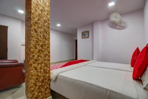 A bed or beds in a room at OYO Flagship Spc & Span