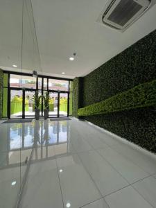 un corridoio con parete verde e pianta di Condo 1100 with pool a Città di Panama