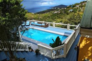 - une piscine sur une terrasse avec une clôture dans l'établissement Private cottage, large private pool, great views !, à Nazareth