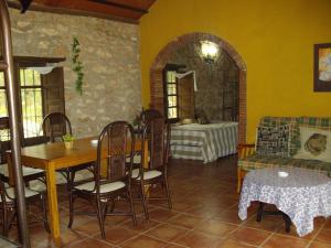 sala de estar con mesa, sillas y sofá en Set of rural houses in the center of Andalucia, en Humilladero