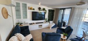 TV a/nebo společenská místnost v ubytování Casa del Sol Caloundra