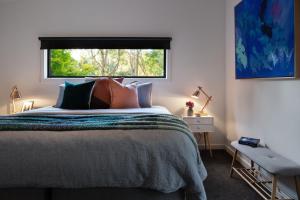 Un dormitorio con una cama grande y una ventana en Casa Lagrima en Hepburn Springs
