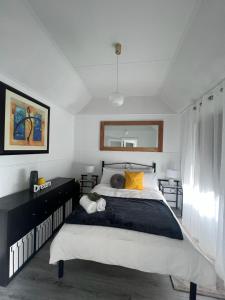 a bedroom with a large bed with yellow pillows at Zen Out on Surrey in Alfredton