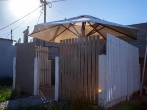 un paraguas en la parte superior de una cerca blanca en Annex Lodge @ Ndabeni en Ciudad del Cabo