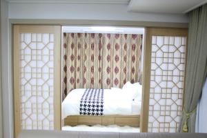 Ένα ή περισσότερα κρεβάτια σε δωμάτιο στο Beverly Hills Suite Residence
