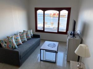 a living room with a couch and a window at Mirando al Sur in Ushuaia