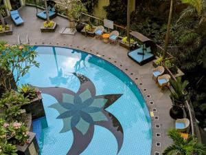 Courtyard by Marriott Bandung Dago في باندونغ: اطلالة علوية على مسبح كبير في فندق