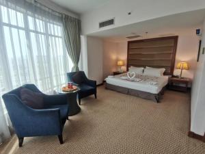 Postel nebo postele na pokoji v ubytování Oriental Crystal Hotel