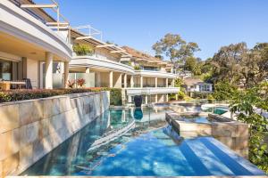 Bazén v ubytování Amarna Luxury Beach Resort nebo v jeho okolí
