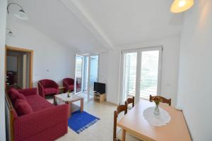 uma sala de estar com um sofá e uma mesa em Apartment's Belvedere em Kotor