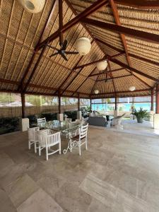 Restoran või mõni muu söögikoht majutusasutuses Puri Mas Boutique Resort & Spa