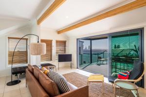 TV a/nebo společenská místnost v ubytování The Hill - Oceanstays