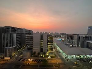 Thung Si KanにあるHappiness Sleepの建物が並ぶ夜の街の景色