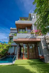 een huis met een zwembad ervoor bij Su Villa - 28 Nguyen Huu An in Da Nang