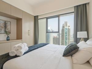 Postel nebo postele na pokoji v ubytování Pleasing 1BR in Burj Royale - Downtown Dubai + 19 fotografií