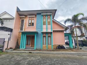 ein farbenfrohes Haus auf einer Straße in der Unterkunft Damai Residence Homestay Jogja in Ngaglik