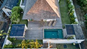 an overhead view of a house with a swimming pool at Villa Cerah in Uluwatu