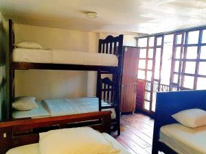 Dviaukštė lova arba lovos apgyvendinimo įstaigoje Hostal Inti raymi Backpackers