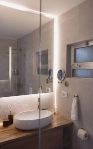 La salle de bains est pourvue d'un lavabo blanc et d'une douche. dans l'établissement Golden Beach / De Shalit, à Herzliyya B