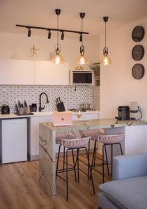 een keuken met een tafel met stoelen en een laptop bij Golden Beach / De Shalit in Herzliyya B