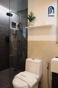 Homi Oasis at KK Times Square 和逸绿洲的一间浴室