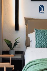 Homi Oasis at KK Times Square 和逸绿洲客房内的一张或多张床位