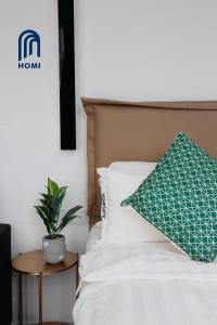 Homi Oasis at KK Times Square 和逸绿洲客房内的一张或多张床位