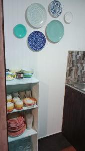 una cocina con platos y tazones en la pared en Cabaña y Hospedaje Rural La Familia, en Dalcahue