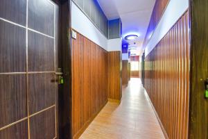 un corridoio con pareti rivestite in legno e lungo corridoio di Hotel Vandana Palace a Kota